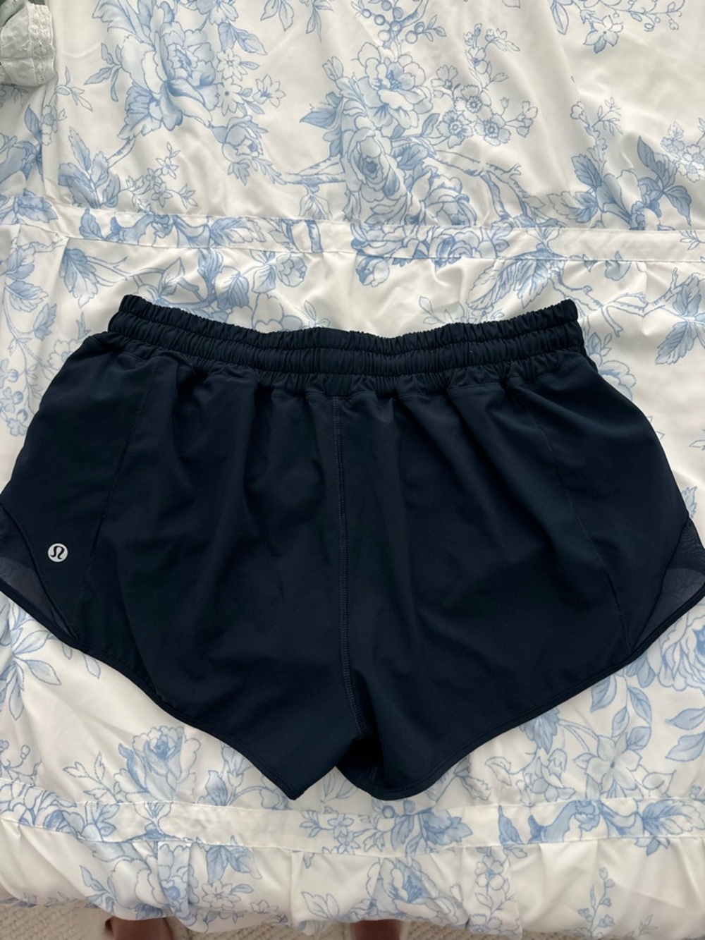 lululemon athletica hotty hot low rise short 2.5” - Picture 3 of 3